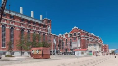 EDP Elektrik Müzesi 'nin eski elektrik santrali ve Tagus Nehri kıyısındaki MAAT' ın hiperlapesi. Lizbon şehri zaman çizelgesi, tarihi ve modern mimariyi harmanlayan simgesel simgelerle dolu. Portekiz