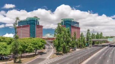 Centro Colombo 'nun ve Lizbon' daki modern ofis binalarının uçuş hızları. Otoyolda trafik vardı ve bulutlar mavi gökyüzünde hareket ediyordu. Şehir merkezindeki ünlü alışveriş merkezi. Portekiz