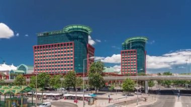 Centro Colombo 'nun ve Lizbon' daki modern ofis binalarının uçuş hızları. Otobüs durağı yakınındaki yolda trafik ve mavi gökyüzünde hareket eden bulutlar. Şehir merkezindeki ünlü alışveriş merkezi. Portekiz