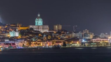 Lizbon 'un tarihi merkezinin, aydınlatmalı Ulusal Panteon, tarihi binalar ve Portekiz' in Tagus Nehri 'ndeki feribot terminalinde yüzen gemileriyle havadan zaman çizelgesi.