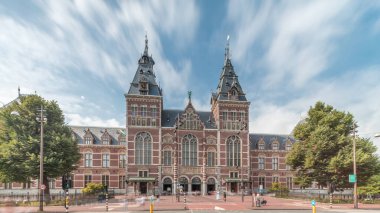 Rijksmuseum 'dan Hiperlapse, Amsterdam' daki müze meydanında ünlü bir turistik mekan. Hollanda Ulusal Müzesi, Hollanda sanat ve tarih zaman dilimine adanmıştır. Girişte yürüyen insanlar.