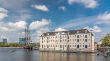 Denizcilik Müzesi 'nin hiperlapse' si ve Amsterdam 'ın deniz kenarı kopyası. Bulutlu mavi gökyüzü. Kültürel aktiviteleri, kanalları ve köprüleri meşhurdur. Amsterdam, Hollanda