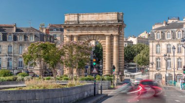 Porte de Bourgogne zaman atlaması, Fransa Bordeaux 'daki tarihi ortaçağ geçidi. Klasik mimari, ağaçlı sokaklar ve yoğun trafik ile çevrili, zafer kemeri olan ikonik bir yer.