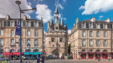 Ortaçağ mimarisi ve kuleleriyle Fransa 'nın Bordeaux kentinde tarihi Porte Cailhau zaman atlaması. Şehir manzaraları caddelerde tramvay trafiği ile birlikte geçidi ve canlı çevreyi gösteriyor.