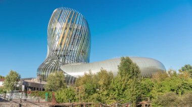 La Cite du Vin şarap müzesi zaman müzesi Bordeaux, Fransa 'da, Garonne Nehri yakınlarında. Güneş ışığını mavi gökyüzüne yansıtan cam cepheli modern bir mimari mucize. Şarap sergileri ve etkinlikleriyle ünlüdür.