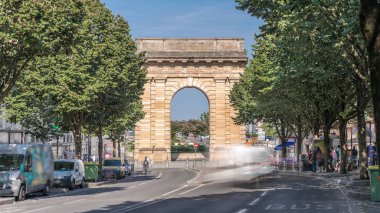Porte de Bourgogne zaman dilimi, Fransa Bordeaux 'daki tarihi ortaçağ kapısı. Klasik mimari, ağaçlı sokaklar ve yoğun trafik ile çevrili, zafer kemeri olan ikonik bir yer.
