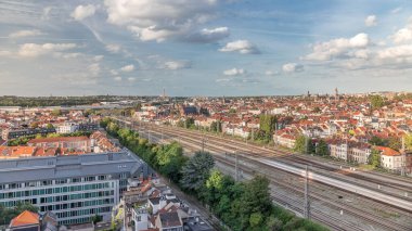 Brüksel Kuzey İstasyonu 'nun tren rayları, gelen ve giden trenlerle dolu. Schaerbeek şehir manzarası kırmızı çatılar, sanayi bölgeleri ve bulutlu bir gökyüzü. Belçika