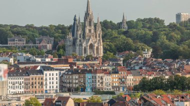 Belçika, Brüksel 'deki Notre Dame de Laeken kilisesinin sabah görüşü. Neo-gotik mimari tarihi cephelerle, yemyeşil park alanlarıyla ve pitoresk şehir manzarasıyla çevrili.