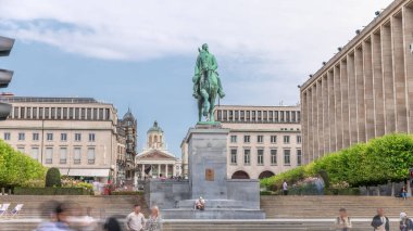 Brüksel, Belçika 'daki Place de l' Albertine 'in hiperlapesi, Kral I. Albert ve Belçika Kraliyet Kütüphanesi' nin bronz binicilik heykeli. Arka planda Mont des Arts Garden manzarası