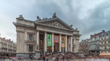 Akşamları Brüksel Borsası 'nın Neo-Rönesans ve İkinci İmparatorluk stillerinde dramatik bulutların zaman aşımına uğraması. Grand Place yakınlarındaki ikonik cephe, Belçika 'nın finansal mirasını gözler önüne seriyor.
