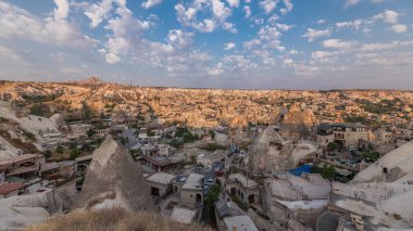 Güneş doğarken Goreme 'in hava saatinden, Kapadokya, Türkiye' den güzel bir manzarası var. Balon filmlerinin ünlü merkezi. Bulutlu mavi gökyüzü