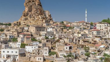 Ortahisar kasabasının eski evleri Ortahisar Şatosu 'nun zaman ayarlı kaya oluşumları. Kapadokya. Nevsehir Eyaleti. Hindi. Mavi gökyüzü