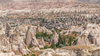 Türkiye 'nin Kapadokya kentindeki Nevsehir' in Kızıl Vadisi ve Gül Vadisi. Aşk vadisi ve peri bacaları tarihi binalarla panoramik manzara