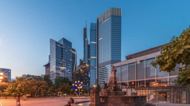 Frankfurt 'taki Orta Avrupa Bankası' ndan önceki Peri Masalı Çeşmesi (Marchenbrunnen), gün geçtikçe hızlanarak, aydınlanan gökdelenlerin yanında sanatsal-yenilikçi cazibe sergiliyor.