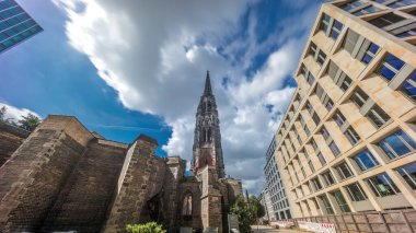 Ehemalige Hauptkirche St. Nikolai zaman atlaması hipervanesine, Hamburg, Almanya 'da yanan Aziz Nicholas Kilisesi' nin çan kulesine bakış açısına bakıyorum. İkonik neogotik anıt sitesi