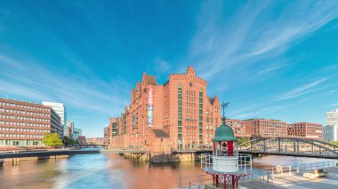 Hamburg 'daki ünlü Speicherstadt, Uluslararası Denizcilik Müzesi, ikonik tuğla binalar, kemer köprüler, kanallar ve rıhtımların yer aldığı hiperhızlandırılmış zaman atlaması. Almanya 'nın tarihi simgesi.