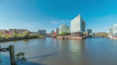 Panorama, Ericusgraben 'deki Hamburg HafenCity ufuk çizgisi zaman çizelgesini, St. Catherine Kilisesi' ne açılan modern Spiegel ofis binalarını gösteriyor. Almanya 'daki Elbe' nin canlı şehir mimarisi