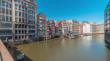 Kleines Rıhtımı 'nın Hamburg, Almanya' da bulunan Elbe Kanalı 'nın kuzeyindeki hava zaman tünelini gösteren panorama. Resimli kafeler ve tarihi tuğla evler sakin sahil şeridi boyunca uzanır, gelgit manzarasından zevk almak için mükemmeldir.