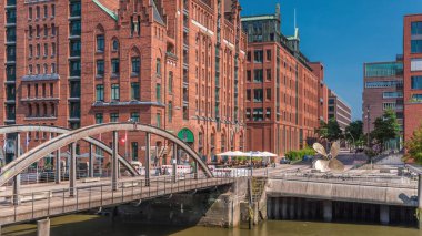 Hamburg 'daki ünlü Speicherstadt' ta Uluslararası Denizcilik Müzesi, ikonik tuğla binalar, kemer köprüler, kanallar ve rıhtımlar yer alıyor. Almanya 'nın tarihi simgesi.