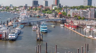 Jan Fedder Gezinti Alanı Hamburg, Almanya 'da canlı bir liman bölgesi. Elbe Nehri 'ndeki marinada gemiler ve tekneler. Arkasında ünlü binalar var. Rahatlama ve manzaralı güzellik