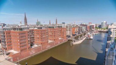 Modern Hamburg Panorama, Almanya 'nın hava zaman çizelgesinde konut ve ofis binalarının kırmızı tuğlaları sergileniyor. Çok katlı evler ve kuleler canlı kentsel alanda çarpıcı bir şehir manzarası yaratıyor.