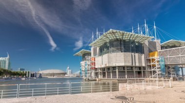 Lizbon 'daki büyük okyanus zaman aralığı hipervanesi (diğer adıyla Oceanario de Lisboa), güneşli bir günde mavi bulutlu gökyüzü ile birlikte güneşli bir günde, Tagus nehri haliçlerindeki yapay bir lagünde inşa edilir. Portekiz