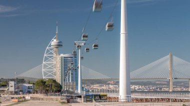 River Tagus 'un gezinti alanı Vasco da Gamma Köprüsü' ne yakın olan uluslar arası zaman atlaması parkında. Lizbon, Kuzey İstasyonu 'na telgraf çek. Rıhtımda bir kule. Portekiz 'in seyahat hedefi