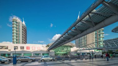 Vasco da Gama Alışveriş Merkezi, Lisboa Oriente tren istasyonunun yakınındaki hızlandırılmış zaman aşımı. İki gökdeleni ve yürüyen köprüsü olan büyük bir mimarlık projesinin parçası. Lizbon, Portekiz