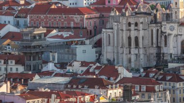 Santa Justa Lift zaman çizelgesine sahip Baixa bölgesi Carmo Lift ve Convento da Ordem do Carmo tarihi kilisesi olarak da bilinir. Gün batımında Miradouro da Senhora do Monte 'den hava manzarası. Portekiz