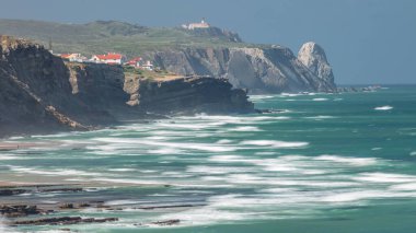Cabo da Roca, güzel güneşli bir günde Portekiz 'in Atlantik Okyanusu' ndaki batı noktasında. Okyanus suyunun inanılmaz rengi. Magoito Sahili 'nden deniz fenerine yakın görüş