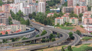 Kentsel yerleşim bölgesindeki çok katlı kavşak yolunun hava görüntüsü. Metro tren hattıyla kesişme ve üstgeçit. Lizbon, Portekiz 'deki Odivelas Bölgesi