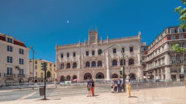 Lizbon 'daki Rossio İstasyonu zaman aşımına uğradı. Zebra geçişi ve sokak trafiği ile ön manzara. Don Pedro IV Meydanı 'ndaki 19. yüzyıl demiryolu binası. Portekiz.