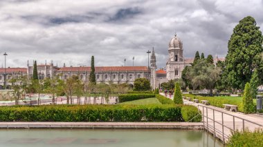 Empire Square Timelapse hiperlapse (Portekizce Praca do Imperio), Belem 'deki Jeronimos Manastırı' nın yanındaki şehir meydanı ve park. Göletli ve çeşmeli yeşil bahçe. Lizbon, Portekiz