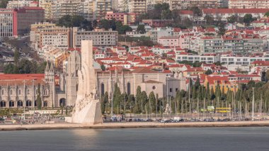 Mosteiro dos Jeronimos 'un hava zaman çizelgesi ve Lizbon' un Belem bölgesinde bulunan Keşifler Anıtı. Marina tekneleri Tejo Nehri 'nde ve rıhtımda insanlar olan bir manüel mimari.