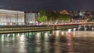 Gece Lyon Temyiz Mahkemesi 'nin zaman çizelgesi, Lyon' un 5. bölgesindeki Place Duquaire 'de bir neo-klasik mahkeme. Saone rıhtımının ve kırmızı asma köprünün manzarası. Fransa.