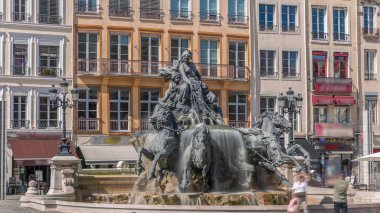 Belediye Binası yakınlarındaki Place des Terreaux 'da bulunan Lyon' un sembolü Bartholdi Çeşmesi 'nin hiperlapası. Akan suyla çevrili binicilik heykeli, tarihi mimari zaman çizelgesiyle çevrili. Fransa