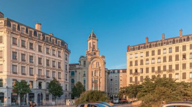 Antonin Jutard Meydanı 'nın ve Fransa' nın Lyon kentindeki Guillotiere Köprüsü 'nün yakınındaki rıhtım cephesindeki Mutaliyet Sarayı' nın hiperlapesi. Mavi gökyüzü altında, Victor Augagneur Meydanı 'nda trafik akıyor.