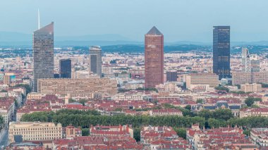 Gün batımından sonra Lyon 'un panoramik hava görüntüsü Fourviere Hill' den gece dönüşümüne kadar. Gökdelenler gökdelenlerle çevrili ve sıcak bir akşamda aydınlanan ikonik şehir simgeleri yer alıyor.