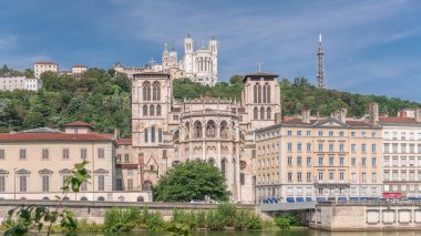 Aziz John Vaftizci Katedrali 'nin hiperlapesi ve Lyon' daki Notre-Dame de Fourviere Bazilikası. Rıhtım ve binalar zaman çizgisine yansıdı. Bulutlu mavi gökyüzü. Fransa