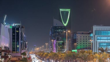 Riyad 'ın panoramik gece zaman çizelgesi. Krallık Kulesi Suudi Arabistan' ın başkentinin en yüksek gökdeleni ve simgesi. Aydınlatılmış modern binalar, canlı sahne, otoyol trafiği
