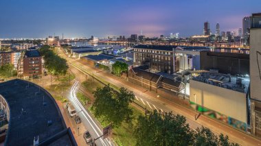 Maashaven 'daki kulelerin hava panoramik görüntüsü gece gündüz geçiş zamanlarında demirli gemilerle, Katendrecht ve Maas River, Rotterdam. Fabrika yakınındaki trafik ofis ve etkinlik alanına dönüştürüldü