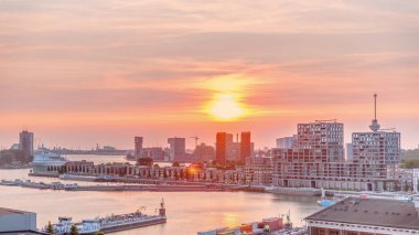Rotterdam, Hollanda 'da gün batımında Katendrecht Yarımadası ve Maashaven Limanı' nın havadan panoraması. Şehir silueti, modern gökdelenler ve geleneksel Hollanda rıhtım evleri