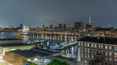 Maashaven 'daki aydınlık kulelerin üzerinde hava panoramik manzarası. Bağlı gemiler, Katendrecht ve Maas River, Rotterdam. Eski fabrika yakınlarındaki trafik ofis ve etkinlik alanına dönüştü