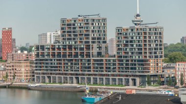 Rotterdam, Hollanda 'daki Katendrecht Yarımadası ve Maashaven Limanı' nın panoramik zaman çizelgesi. Sabah şehir silueti, modern gökdelenler ve Europole, gemileriyle rıhtım kıyısı