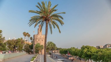Torre del Oro zaman atlaması, Sevilla, İspanya 'da bir askeri gözetleme kulesi. Guadalquivir Nehri erişimini kontrol etmek için Almohads tarafından inşa edildi. Günbatımından önce tarihi dönüm noktası