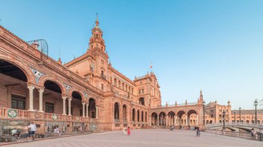 Seville Timelapse hiperlapse 'deki Plaza de Espana, Ibero-American Exposition için inşa edilen Maria Luisa Park' taki büyük bir mimari kompleks. Günbatımında köprüler ve klasik sokak lambaları