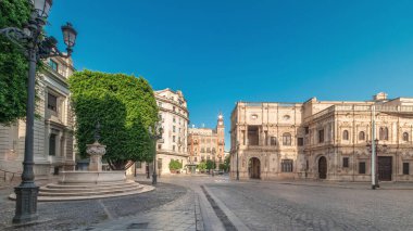 Panorama, Sevilla, San Francisco Plaza 'daki belediye binasının sabah saatlerini gösteriyor. Mavi gökyüzü altında geleneksel Endülüs binalarıyla çevrili Kasa Düşünceli, Plateresk mimari