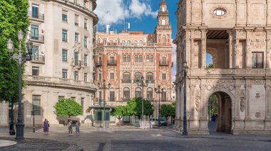 Central de Telefonica 'nın sabah programı ve Sevilla, San Francisco Plaza' daki belediye binası. Casa Consistorial, Plateresque mimarisinin mavi bulutlu gökyüzünün altında tramvayı olan başyapıtı.
