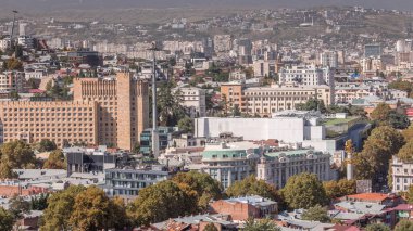 Şehrin merkezindeki özgürlük meydanındaki hava manzaralı sütun. Tiflis 'teki Aziz George Anıtı. Tarihsel binalar çatılar, bakış açısına göre. Georgia