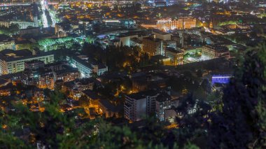 Şehrin merkezindeki özgürlük meydanının hava görüntüsü sütun gecesi zaman ayarlı. Tiflis 'teki Aziz George Anıtı. Aydınlatılmış binalar ve çatılar. Georgia